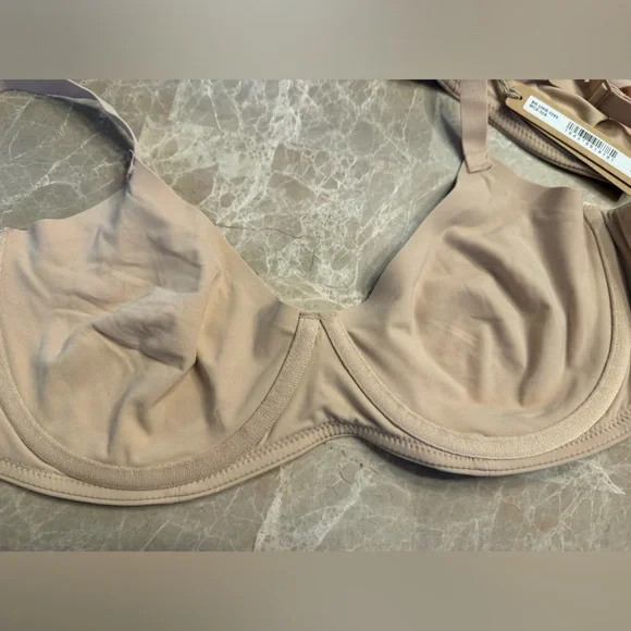 SKIMS FITS EVERYBODY
UNLINED DEMI BRA - Picture 7 of 10